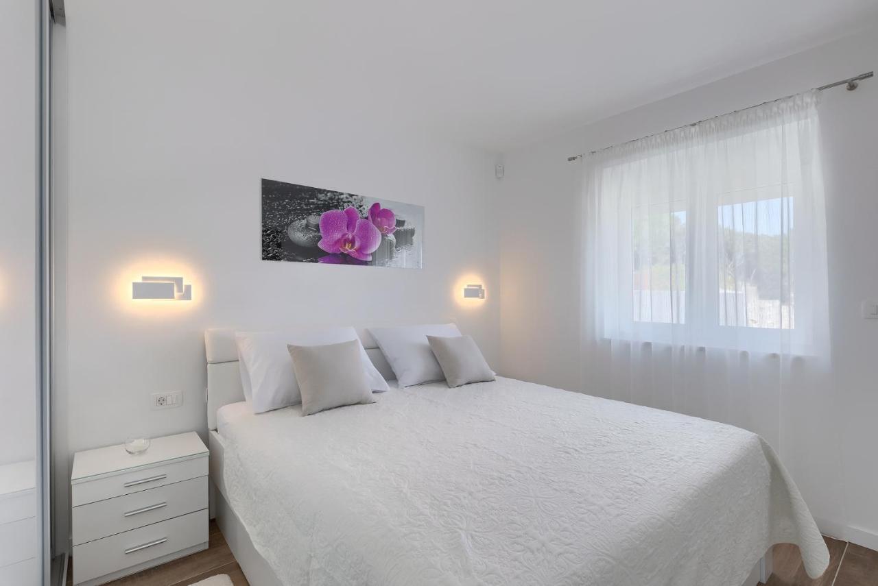 Exclusive Apartments Ellen & Micol-With 3 Free Mountain Bikes Pjescana Uvala Exterior photo