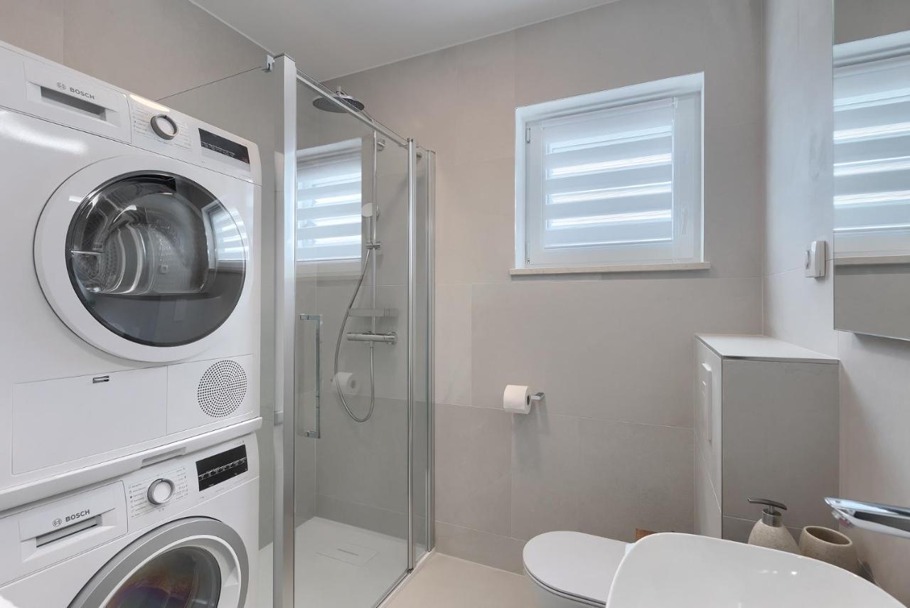 Exclusive Apartments Ellen & Micol-With 3 Free Mountain Bikes Pjescana Uvala Exterior photo