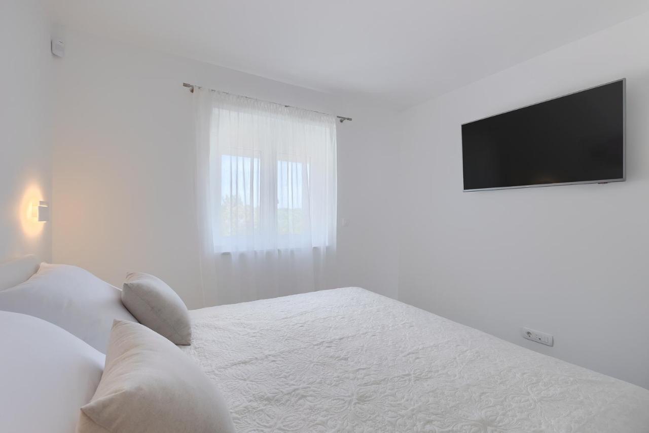 Exclusive Apartments Ellen & Micol-With 3 Free Mountain Bikes Pjescana Uvala Exterior photo